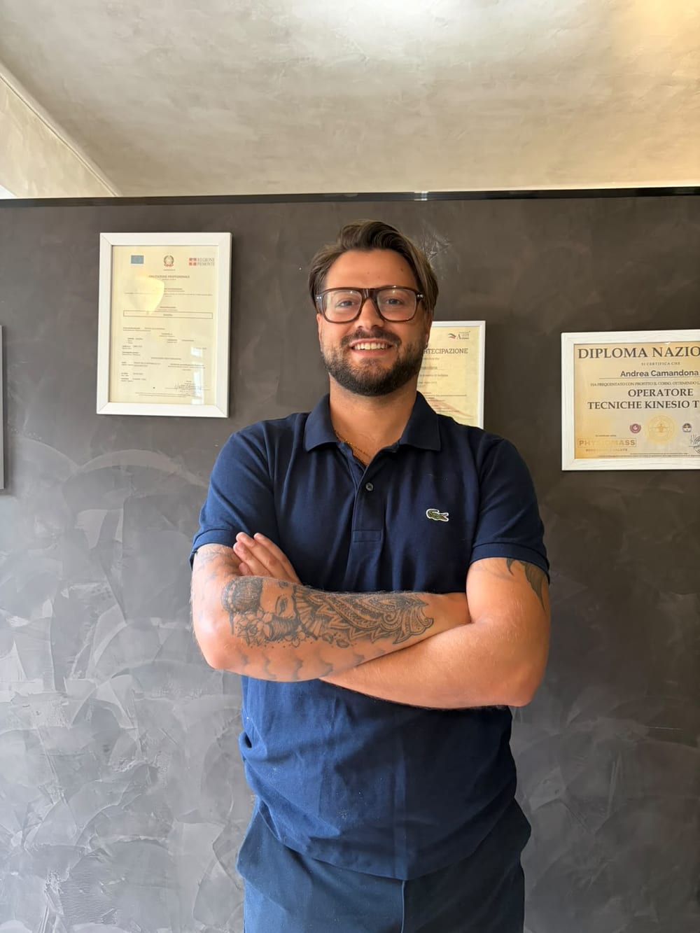 Andrea Camandona, fondatore di Rivarolo Beauty & Massages, davanti ai suoi diplomi