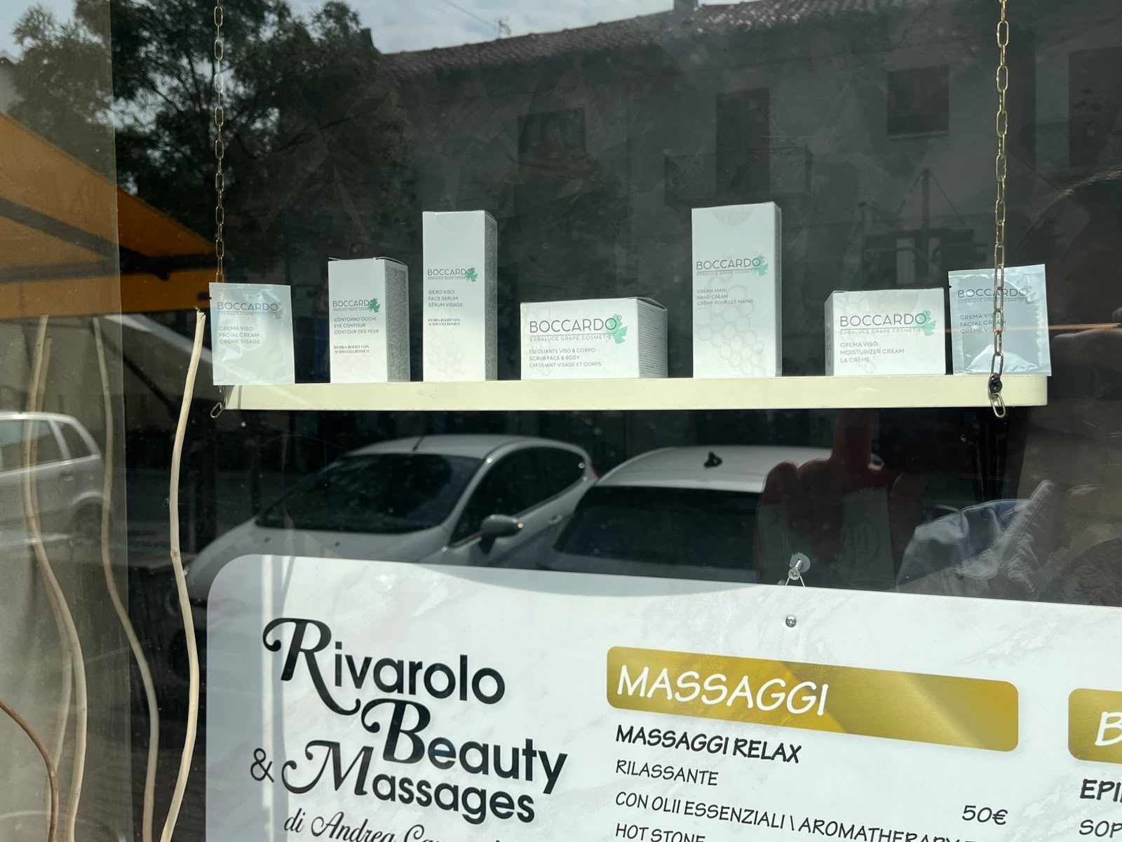 La vetrina del centro con la linea Boccardo esposta sopra il listino dei massaggi
