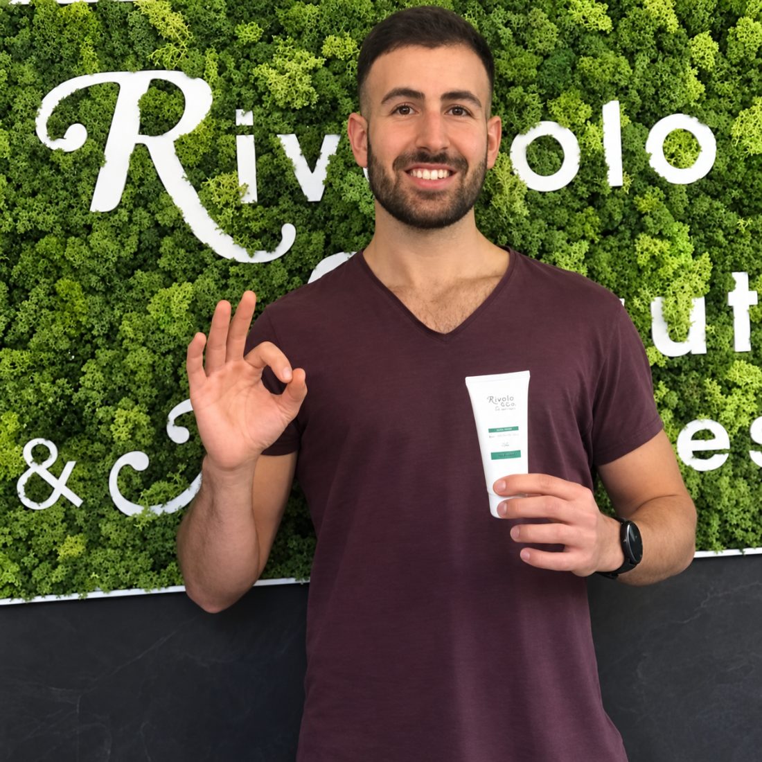 Un cliente con un prodotto acquistato in negozio