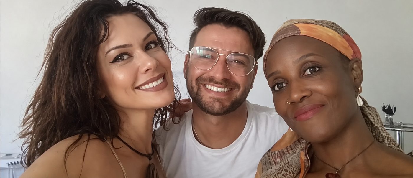 Andrea con due clienti sorridenti dopo il trattamento